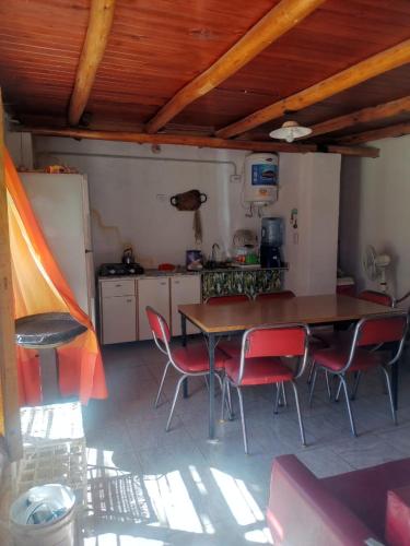 a kitchen with a table and chairs in a room at Los Colibríes de Potrero in Potrero de Garay