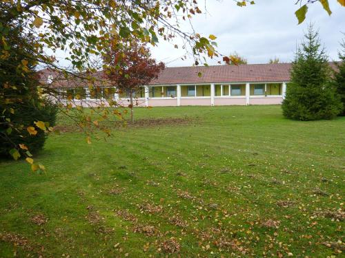 Logis Hotel des Portes de Meuseにある庭