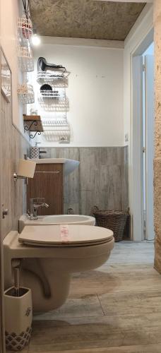 a bathroom with a toilet and a sink at Casa Italiannebrasille in Castellana Grotte