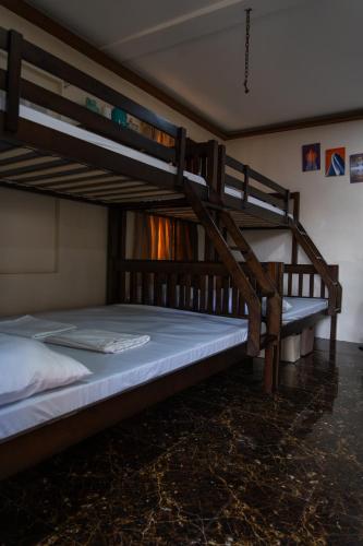 two bunk beds are in a room withthritisthritisthritisthritisthritisthritisthritisthritis at La Casa Josefina in Aga