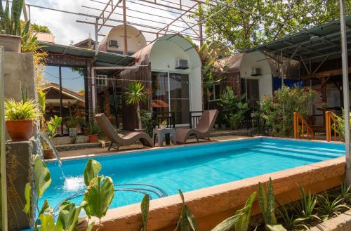 a house with a swimming pool in a yard at La Casa Josefina in Aga