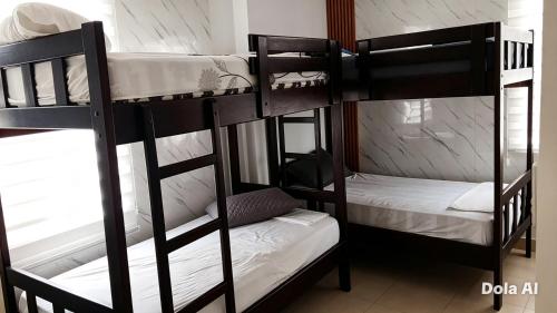 a couple of bunk beds in a room at Tonsupa Playa Almendro in Tonsupa