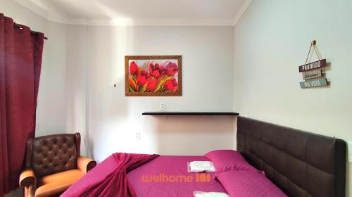 a bedroom with a bed with a purple blanket at Apartamento em Campinas a 300m do Centro in Campinas