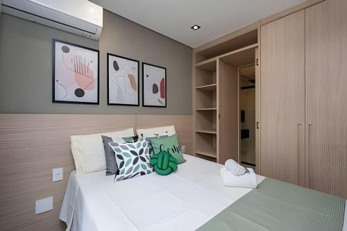 a bedroom with a large white bed with pillows at Estadia Sampa Butantã in São Paulo