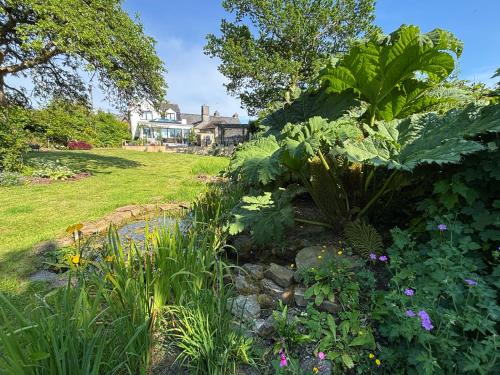 a garden with flowers and plants in a yard at Trelawney in Yelverton