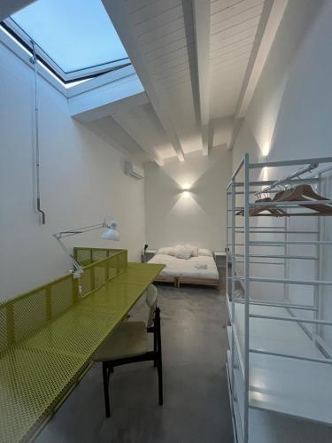 a room with a green desk and a bed at La Casa di Mariano in Terrasini