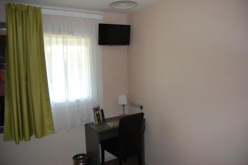Logis Hotel des Portes de Meuseにあるテレビまたはエンターテインメントセンター