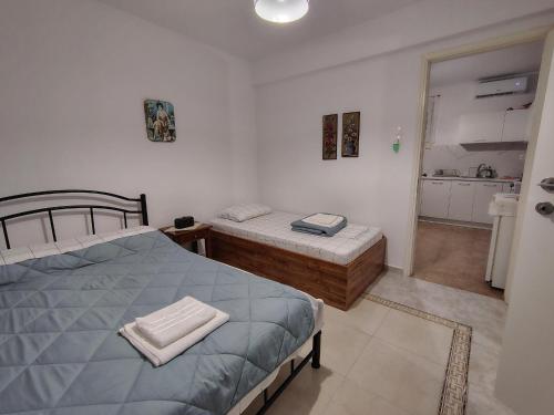 a bedroom with two twin beds and a bathroom at Trikeri pleasant stay in Ayía Kiriakí