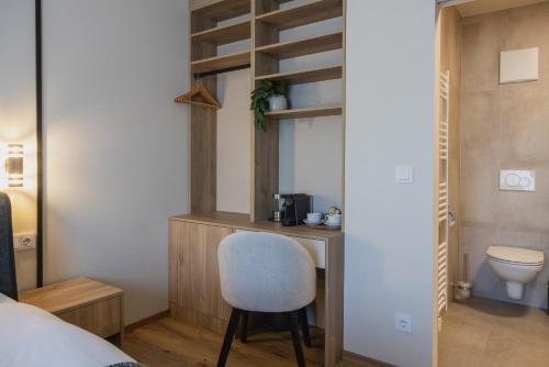 a bedroom with a desk and a chair in a room at Casa Plus in Villach