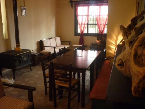 sala de estar con mesa de madera y sillas en Hotel Votsala, en Khorevtón