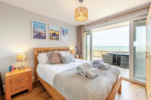 a bedroom with a bed with towels on it at 2 Bed in Torcross oc-bcatbe in Torcross