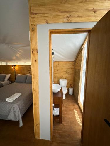 a bedroom with a bed and a sink in a room at moraycamp in San Andrés de Giles