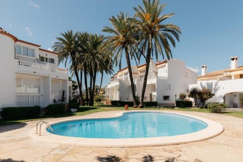 First Line with Pool, Ideal for Families