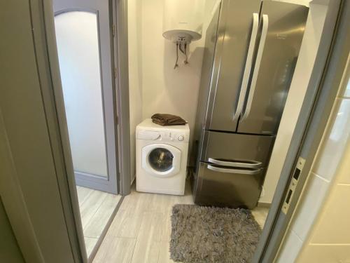 a kitchen with a refrigerator and a washing machine at Apartament Kiri in Mangalia