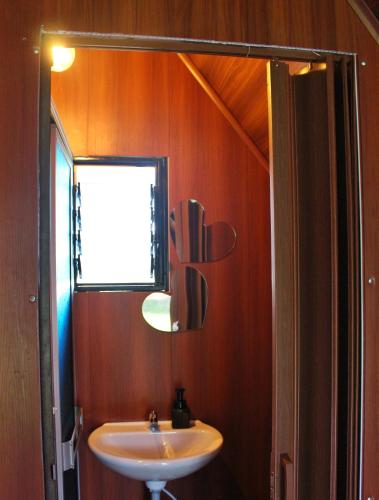a bathroom with a sink and a window at Hotel Rancho Olimpo in Sesquilé