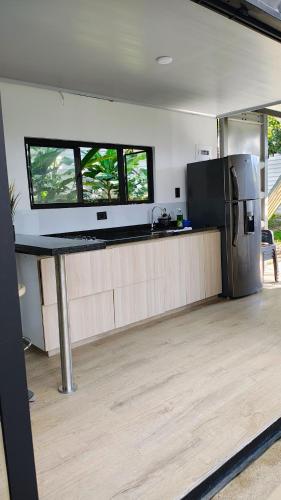 a kitchen with a counter top and a refrigerator at Cabaña el Pilar in Fusagasuga