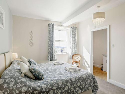 a bedroom with a bed and a window at 2 Bed in Harrogate oc-hh018 in Lindley