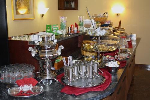 ハーナウ・アム・マインにあるTurm Hotel Hanauのテーブルにたくさんの料理を並べたビュッフェ