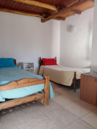 a bedroom with two beds in a room at Los Colibríes de Potrero in Potrero de Garay