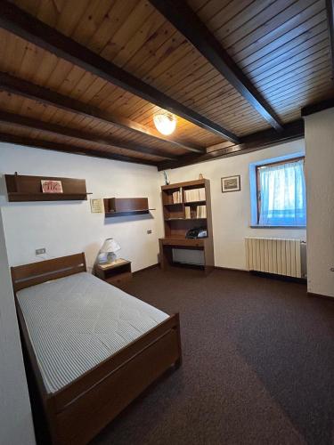 a bedroom with a bed and a desk in it at La meison de Rita in Pré-Saint-Didier