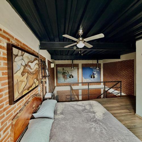 a bedroom with a bed and a ceiling fan at Loft acogedor cerca de Jardines de México in Vidalrstn