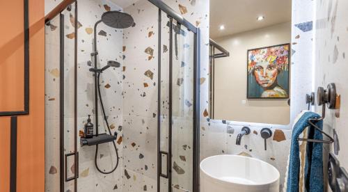 a bathroom with a rock climbing wall at Studio moderne chaleureux et calme in Annecy