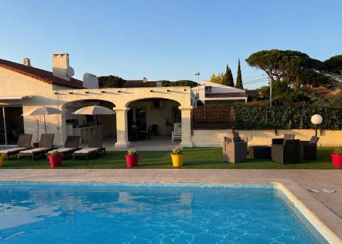 Maison familiale trois chambres piscine privée la villa bois d Olivier