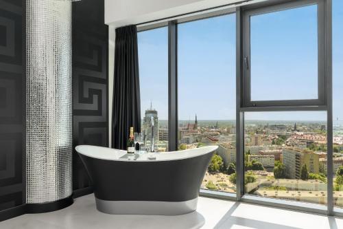 Foto Goldstar Apartament- Wanna z widokiem, 18 Piętro, Hanza Tower Szczecin 1