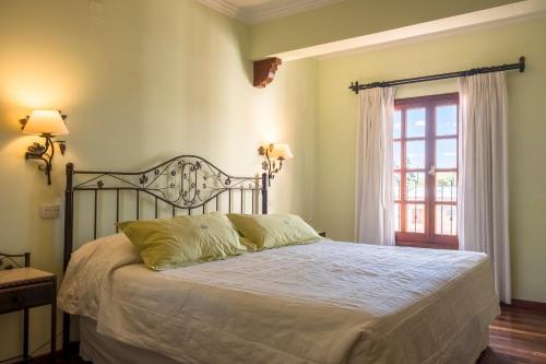 a bedroom with a bed and a window at Hotel Asturias in Cafayate