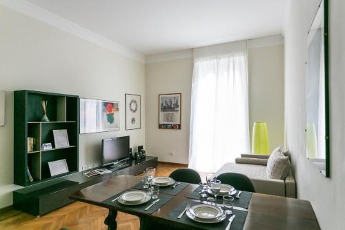 sala de estar con mesa y sofá en Italianway-Da Procida, en Milán