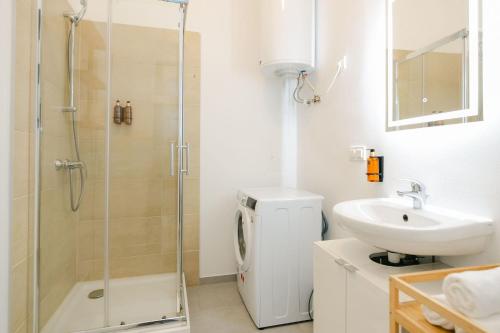 Comfy APT for 2-4 quiet & close to metro