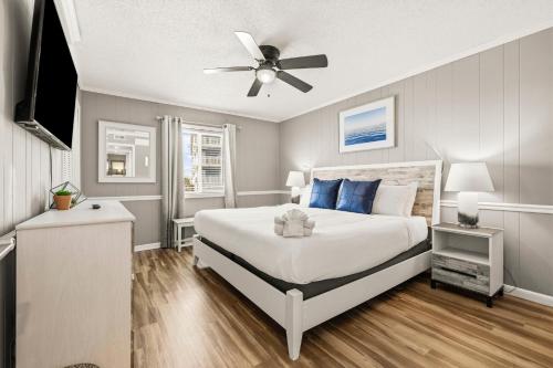 a bedroom with a bed and a ceiling fan at The Beach Is Back in Myrtle Beach