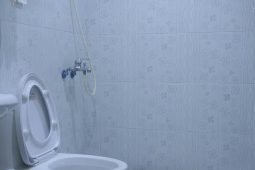 y baño con aseo y ducha. en See Your Dreams B&B, en Magong