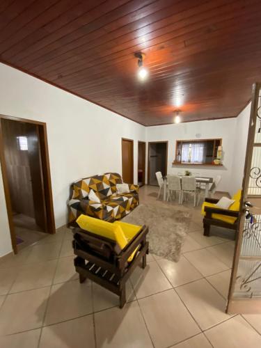 a living room with couches and a dining room at Recanto Vieira in Lages
