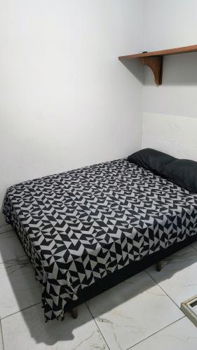 a black and white bed in a room at Pousada Solar da Costa 1908 quarto com banheiro in Serra