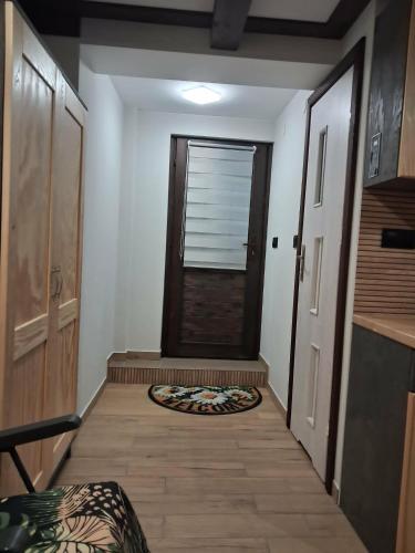 a hallway with a door and a mat on the floor at Noclegi Radoch Mazury in Ruciane-Nida
