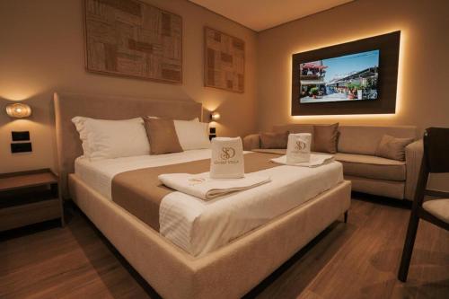 a hotel room with a bed and a couch at SD Guest Villa in Krujë