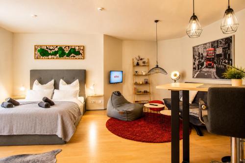 a bedroom with a bed and a desk in a room at Ferienwohnung Zum Sperberring - Parkplatz - Wallbox - WLAN - Netflix&Disney - sehr ruhig - perfekt zum entspannen & erholen in Ilmenau