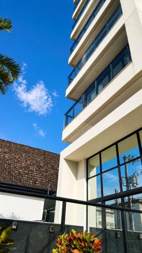 a building with windows and a blue sky at MaxLoft - Studio Moderno in Joinville