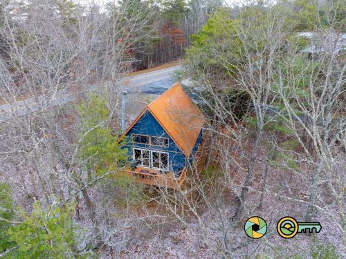 an overhead view of a small house in the woods at 16 Deloris Road: Coppertop Chalet in Basye