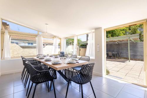 a dining room with a table and chairs at Ensemble Villa et Studio Piscine Proche Plage in Valras-Plage