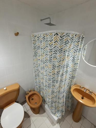 a bathroom with a toilet and a sink at Departamento Abu Dolly in La Plata