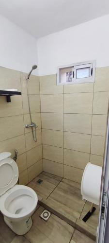 a bathroom with a toilet and a window at El Refugio - Departamentos in Metán Viejo