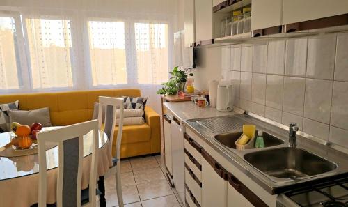 Great flat few minutes from the beach!