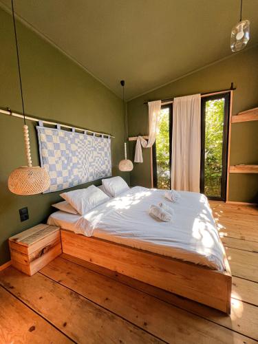 ein Schlafzimmer mit einem großen Bett in einem Zimmer in der Unterkunft Karma Hostel in Martvili