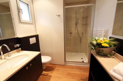 a bathroom with a sink toilet and a shower at Résidence Cala Sultana in Porto-Vecchio