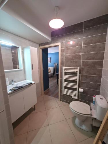 a bathroom with a toilet and a sink at Jolie appartement avec piscine et parking privé Menton in Gorbio
