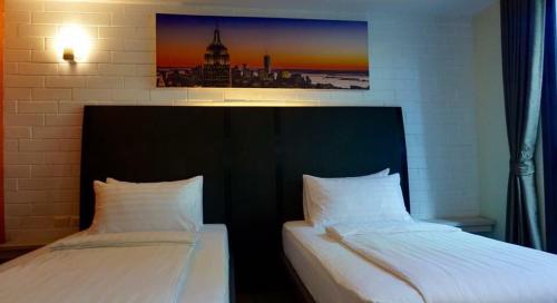 two beds sitting next to each other in a bedroom at BB House Khlongtan in Bangkok