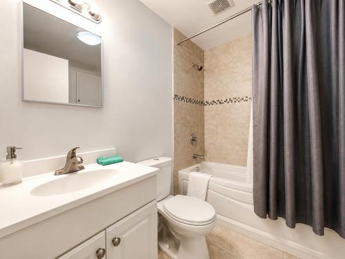 a bathroom with a sink and a toilet and a tub at APARTMENT HOTEL ST-DENIS in Montreal
