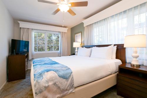 a bedroom with a large bed and a ceiling fan at Villa L'Auberge in San Diego